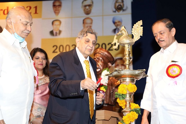 dr cyrus s poonawalla receives lokmanya tilak national award 2021