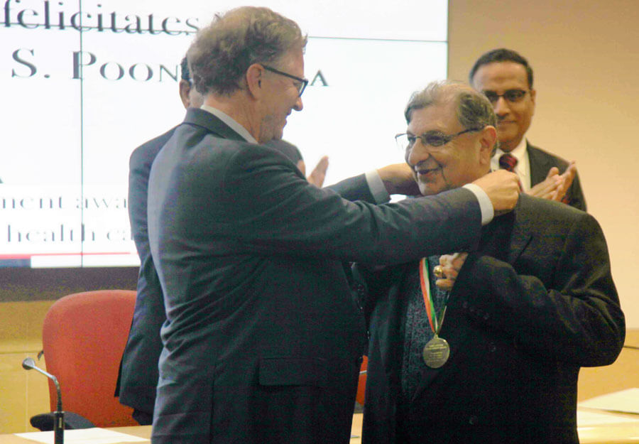 Bill Gates confers Indian Council of Medical Research Lifetime Achievement Medal to Dr. Cyrus Poonawalla
